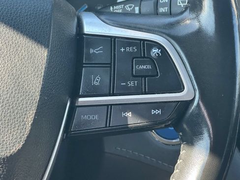 Used 2022 Toyota Highlander XLE AWD/4WD image 22