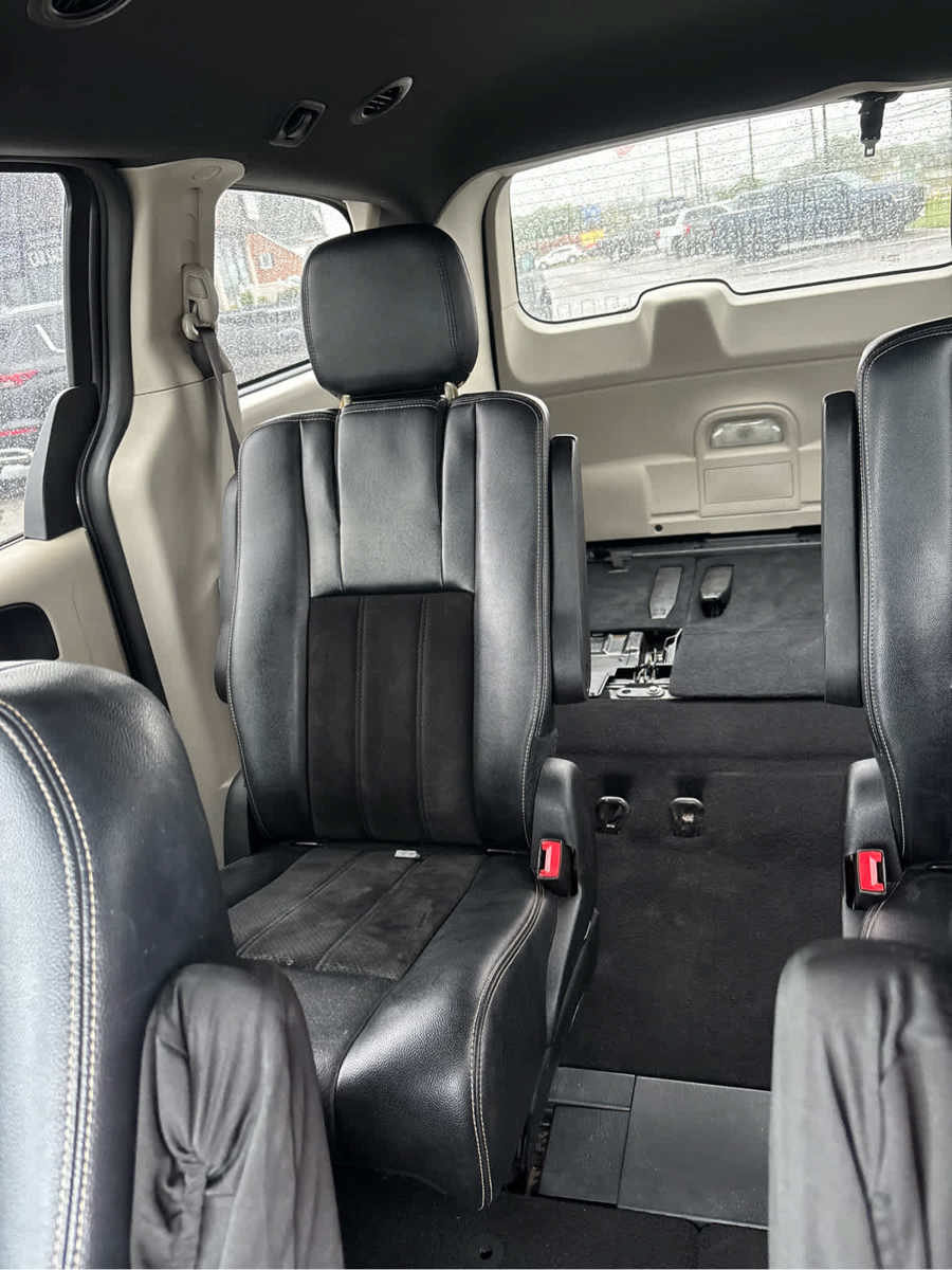 Used 2017 Dodge Grand Caravan SXT w/ Rear Park Assist Package FWD image 19