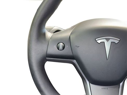 Used 2024 Tesla Model Y Long Range image 31