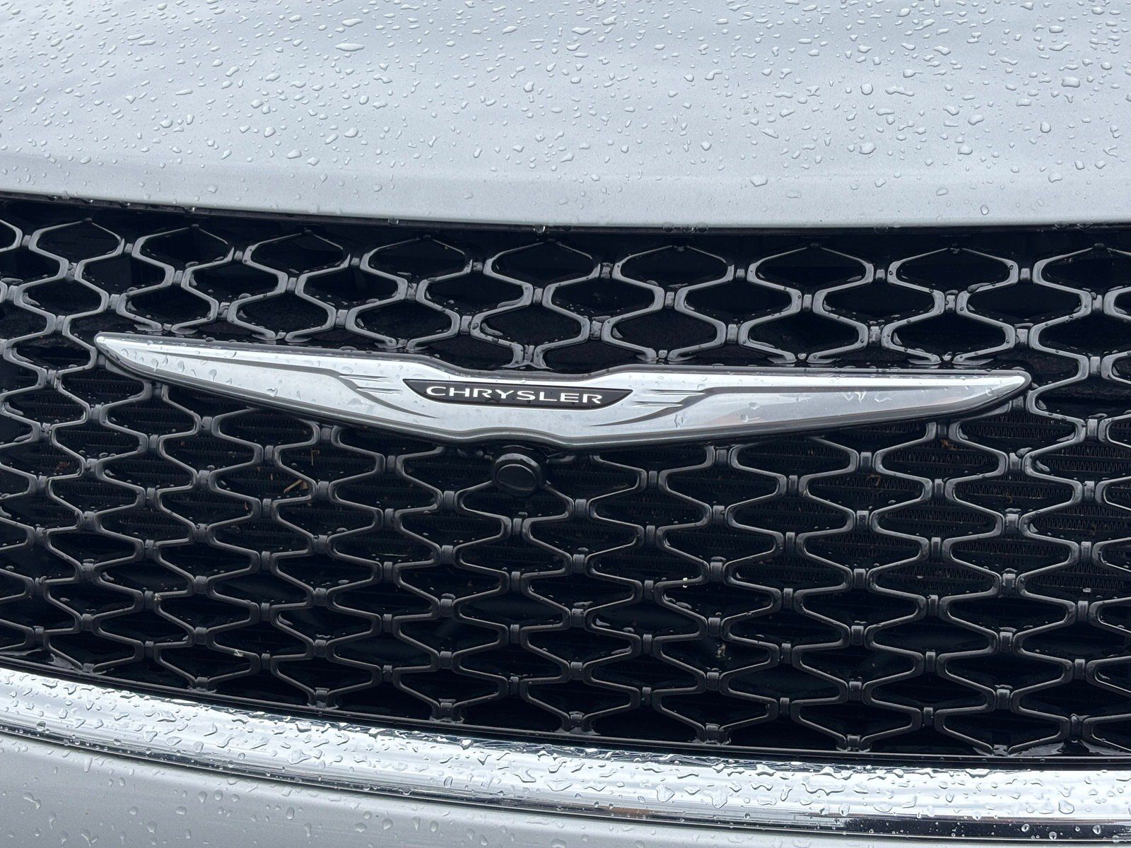 Used 2024 Chrysler Pacifica Touring-L FWD image 9