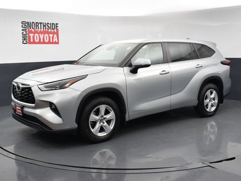 Used 2024 Toyota Highlander LE AWD/4WD image 8