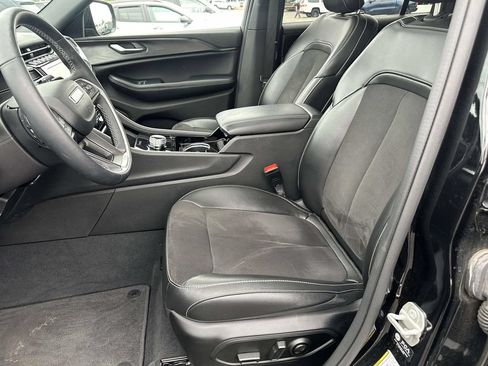 Used 2023 Jeep Grand Cherokee L Laredo AWD/4WD image 19