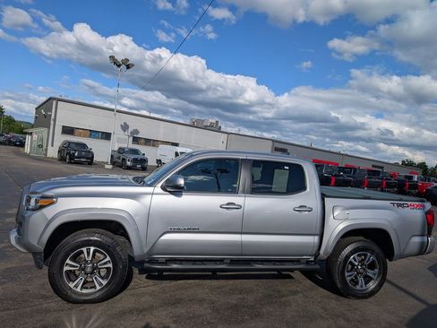 Used 2018 Toyota Tacoma TRD Sport w/ Exterior Package AWD/4WD image 3