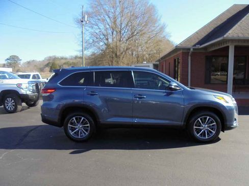 Used 2019 Toyota Highlander XLE image 2
