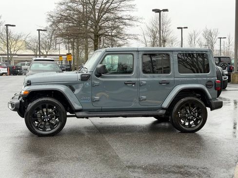 Used 2025 Jeep Wrangler Unlimited Sahara image 11