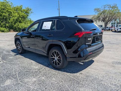 Used 2020 Toyota RAV4 XLE Premium FWD image 5
