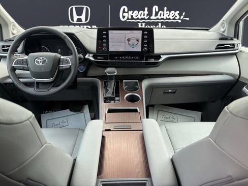 Used 2024 Toyota Sienna XLE w/ XLE Plus Package AWD/4WD image 10