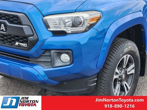 Used 2017 Toyota Tacoma TRD Sport w/ Tow Package RWD image 11