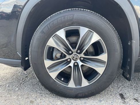 Used 2023 Toyota Highlander XLE AWD/4WD image 36