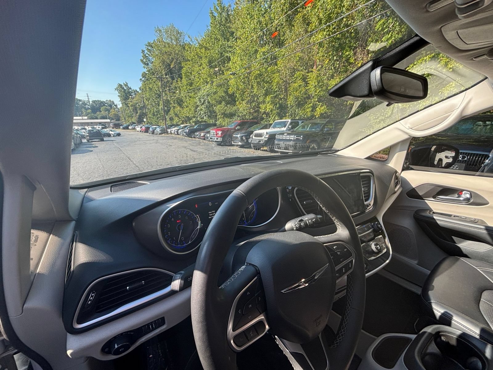 Used 2024 Chrysler Pacifica Touring-L FWD image 33
