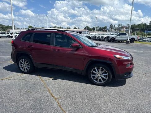 Used 2018 Jeep Cherokee Latitude FWD image 2