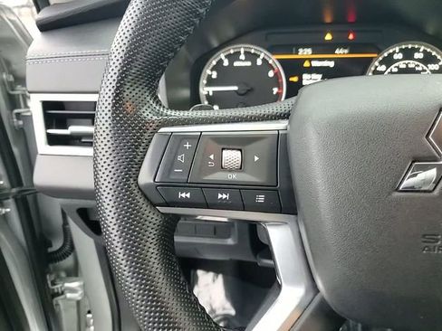 Used 2023 Mitsubishi Outlander SE image 17