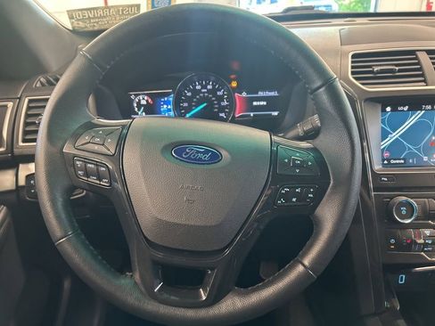 Used 2017 Ford Explorer XLT w/ Equipment Group 202A AWD/4WD image 8