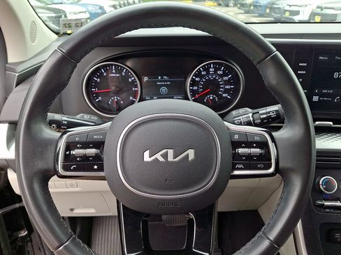 Used 2023 Kia Carnival LX FWD image 18