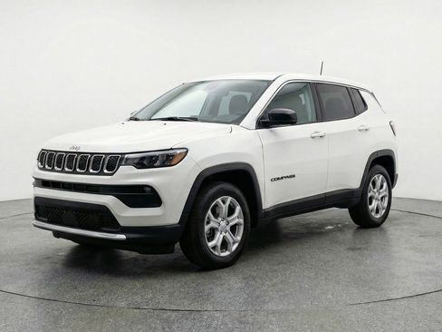 Used 2025 Jeep Compass Latitude AWD/4WD image 3