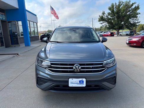 Used 2024 Volkswagen Tiguan SE AWD/4WD image 2