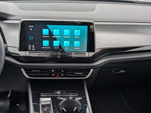 Used 2025 Volkswagen Atlas Cross Sport SE image 18