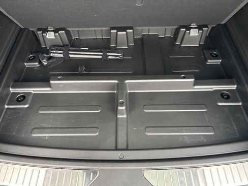 Used 2025 Chevrolet Suburban Z71 w/ Comfort Package image 13