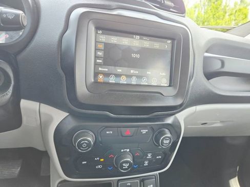 Used 2020 Jeep Renegade Latitude w/ Cold Weather Group FWD image 23