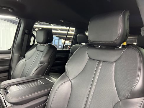 Used 2025 Jeep Wagoneer 4WD w/ Convenience Group I image 18