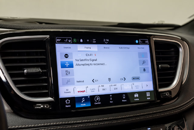 Used 2022 Chrysler Pacifica Limited w/ Uconnect Theater Family Group FWD image 19