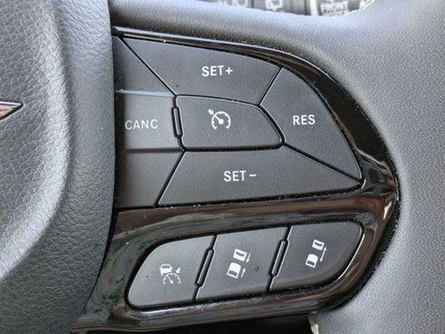 Certified 2025 Chrysler Pacifica Limited image 32