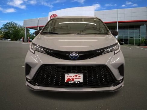 Certified 2025 Toyota Sienna XSE image 7