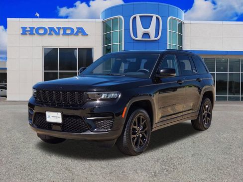 Used 2025 Jeep Grand Cherokee Altitude image 7