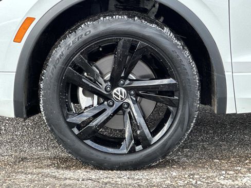 Used 2023 Volkswagen Tiguan SE R-Line image 9