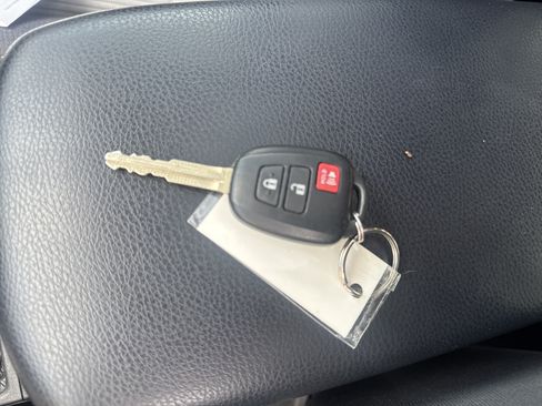Used 2014 Toyota RAV4 XLE AWD/4WD image 28