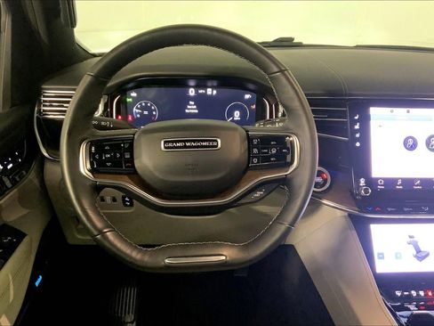 Used 2025 Jeep Grand Wagoneer 4WD image 5