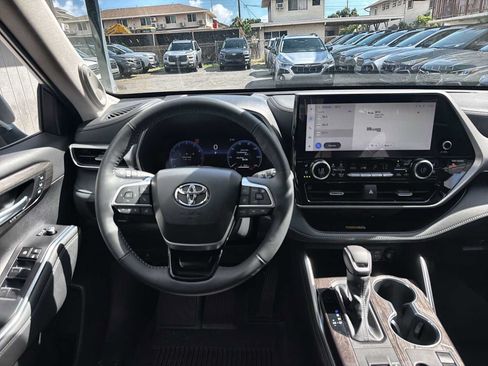 Used 2024 Toyota Highlander Platinum FWD image 14