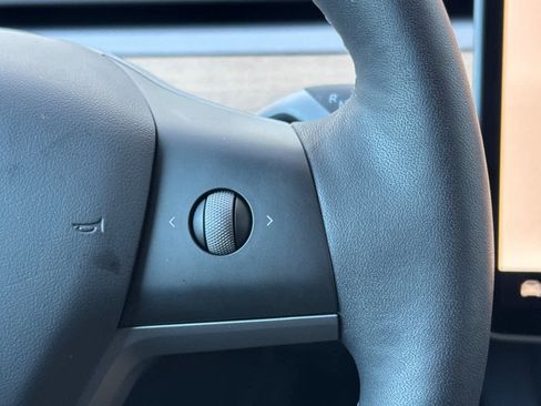 Used 2024 Tesla Model Y 2WD image 27