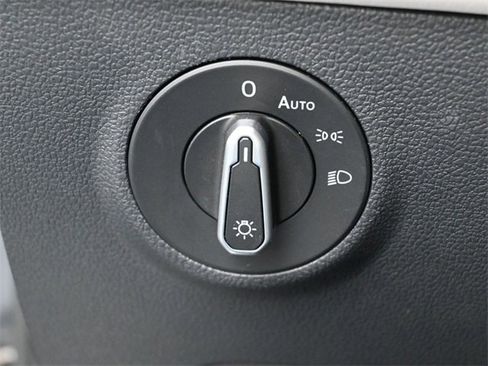 Certified 2025 Volkswagen Taos SE image 14