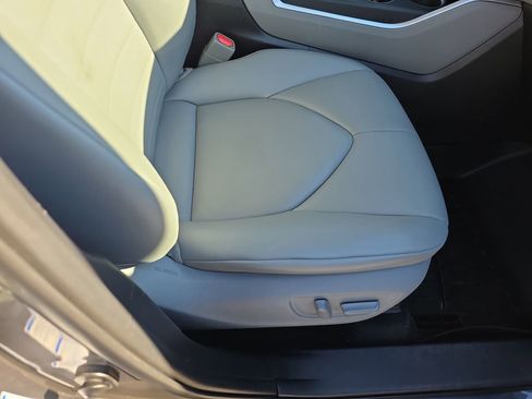 Used 2021 Toyota Highlander XLE image 12