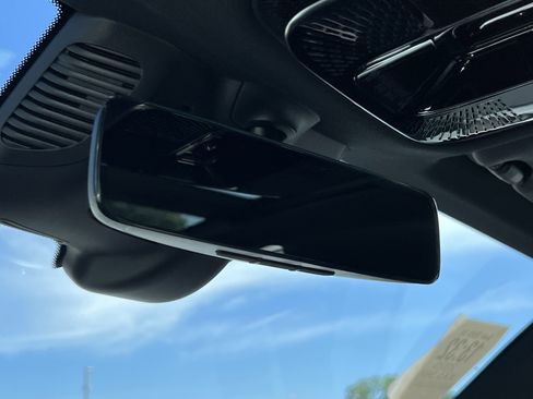 Used 2025 Mercedes-Benz GLC 350e 4MATIC image 27