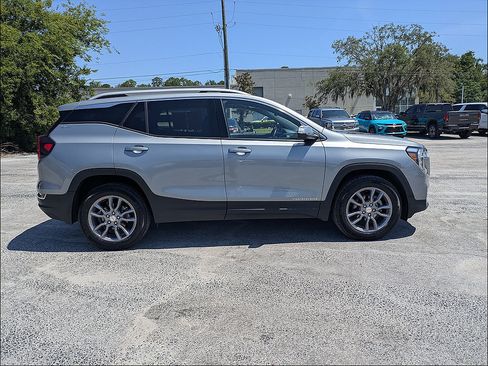 Used 2024 GMC Terrain SLT AWD/4WD image 3