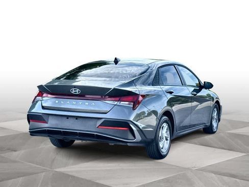 Used 2025 Hyundai Elantra SE FWD image 8