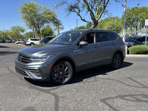 Used 2023 Volkswagen Tiguan SE w/ Panoramic Sunroof Package image 32