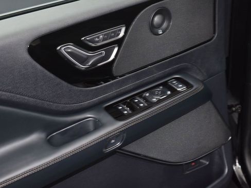 Certified 2025 Lincoln Aviator AWD w/ Jet Appearance Package image 9