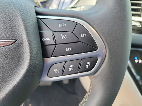Used 2023 Chrysler Pacifica Touring-L FWD image 31