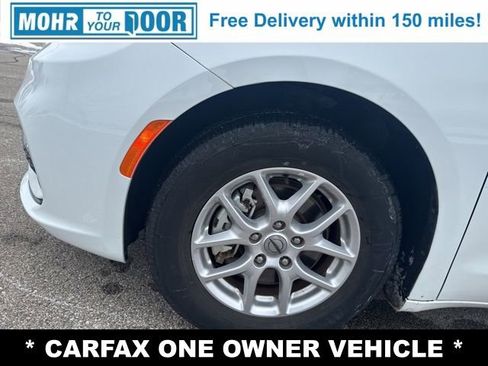 Used 2023 Chrysler Pacifica Touring-L image 9