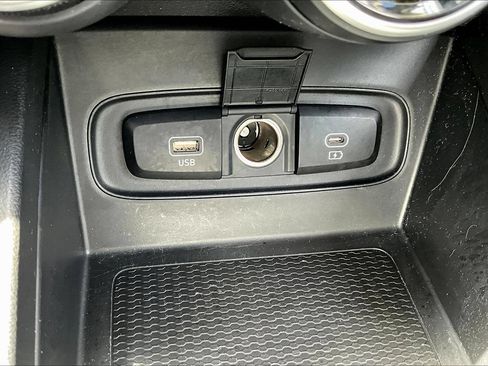 Used 2025 Hyundai Venue SEL FWD image 19