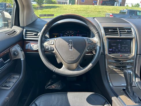 Used 2013 Lincoln MKX AWD image 2