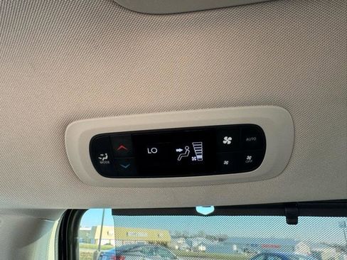 Used 2023 Chrysler Pacifica Touring-L FWD image 18