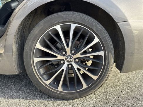Used 2020 Toyota Camry SE w/ Sunroof Package image 19