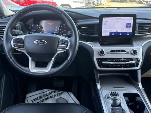 Used 2023 Ford Explorer XLT w/ Equipment Group 202A AWD/4WD image 4