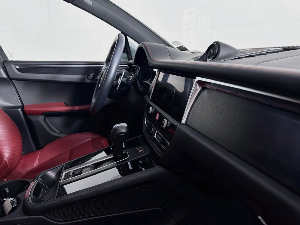 Certified 2024 Porsche Macan GTS AWD/4WD image 31