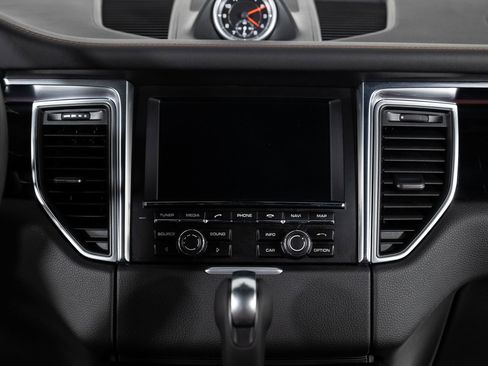 Used 2016 Porsche Macan S w/ Infotainment Package image 38