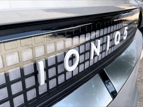 Certified 2025 Hyundai Ioniq 5 Limited AWD/4WD image 9